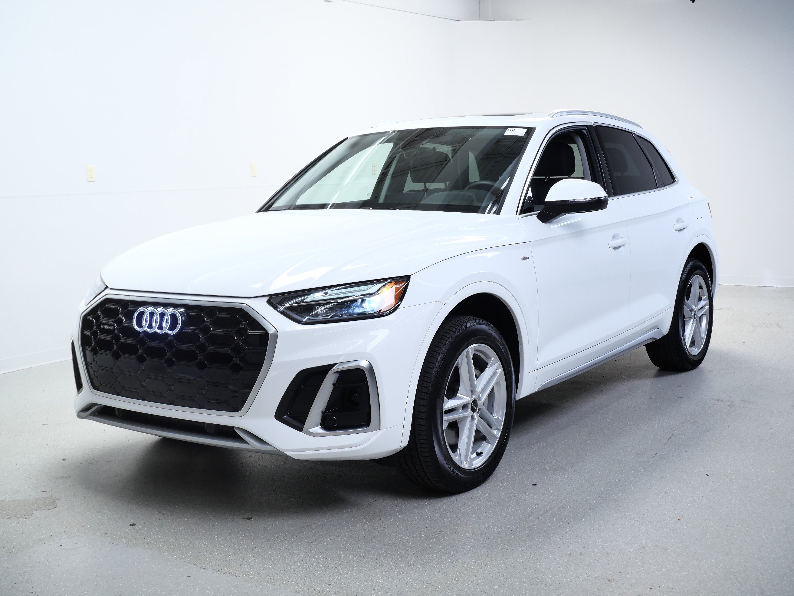 Used 2023 Audi Q5 e Premium w/ Convenience Package AWD/4WD image 9