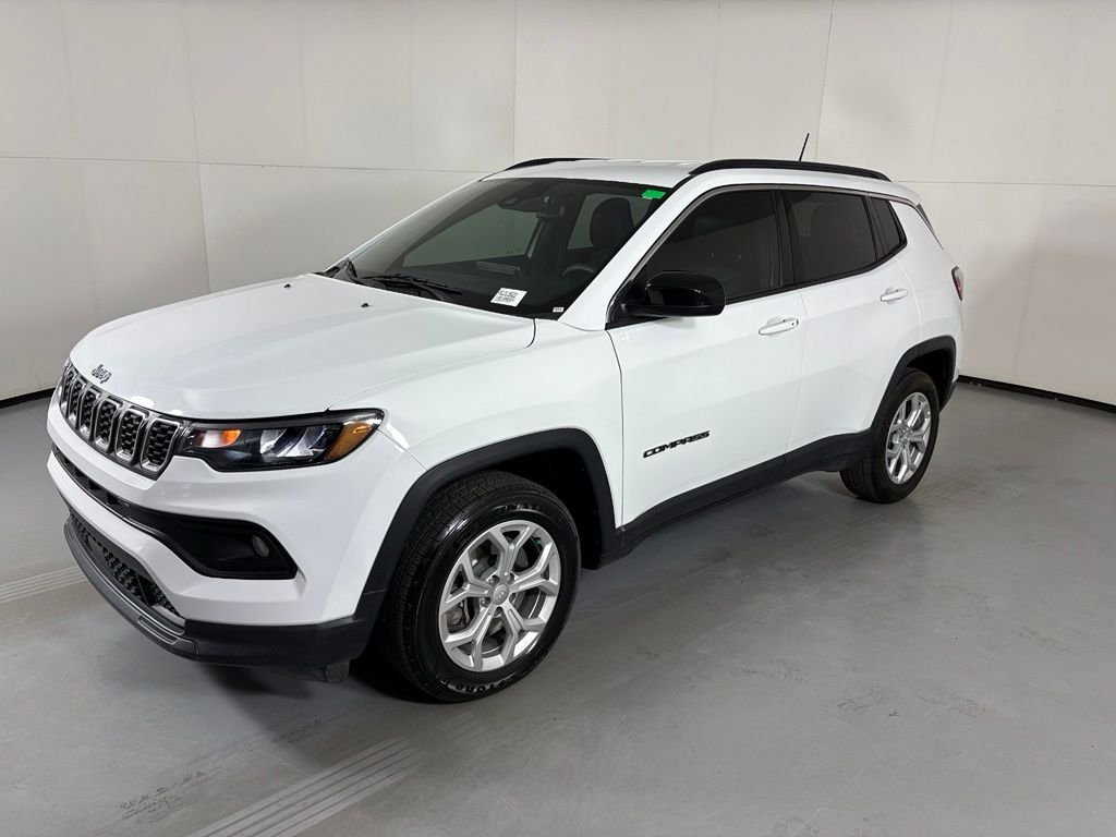 Used 2024 Jeep Compass Latitude AWD/4WD image 4