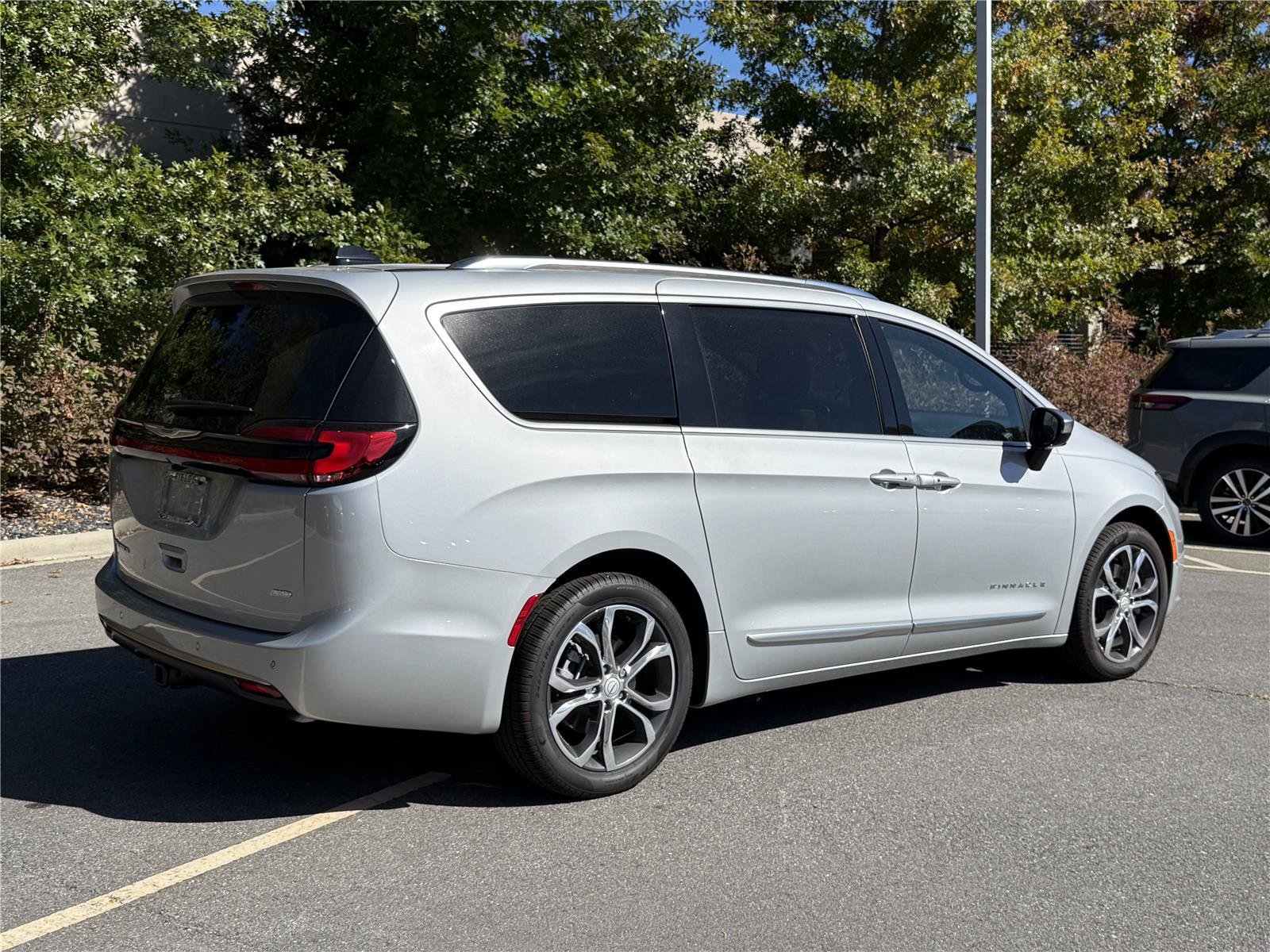 Used 2026 Chrysler Pacifica Pinnacle w/ Trailer Tow Group AWD/4WD image 3