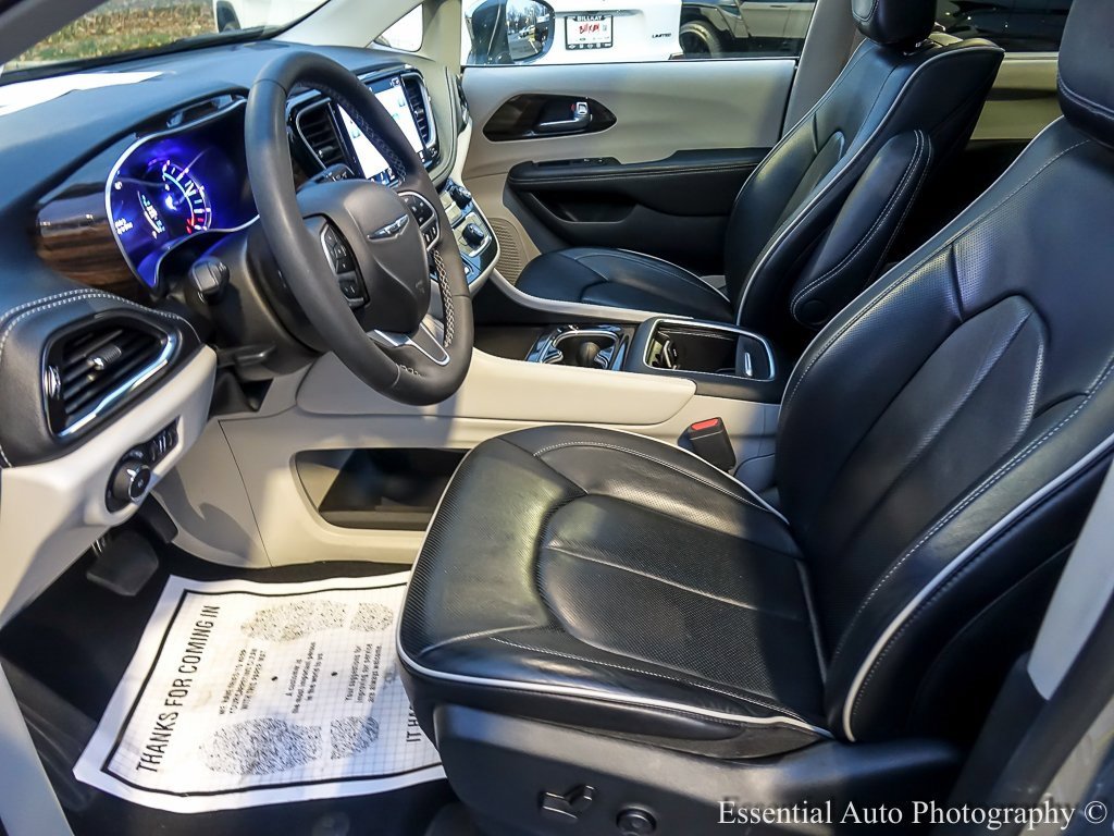 Used 2022 Chrysler Pacifica Limited w/ Uconnect Theater Family Group image 14