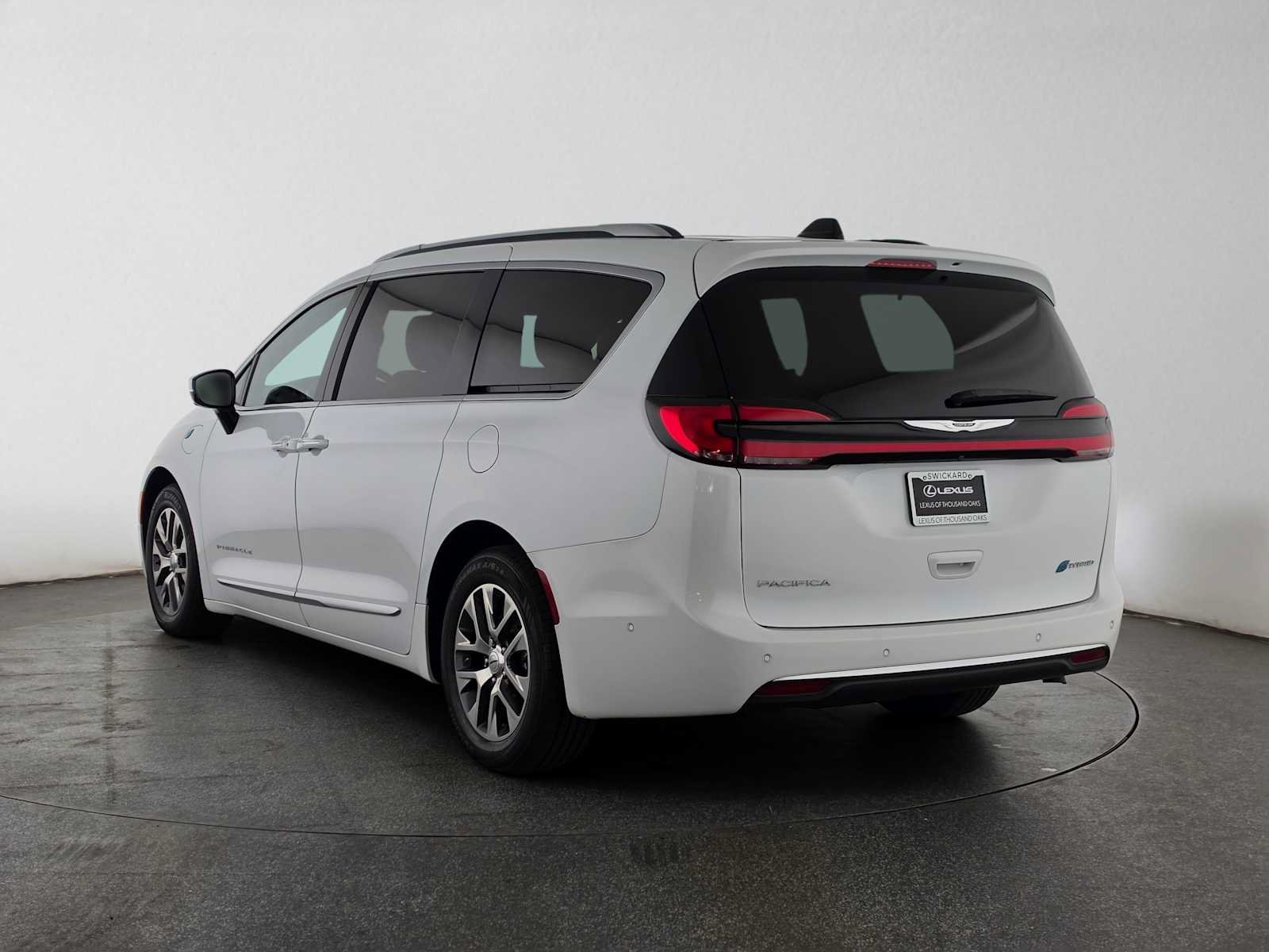 Used 2023 Chrysler Pacifica Pinnacle FWD image 5