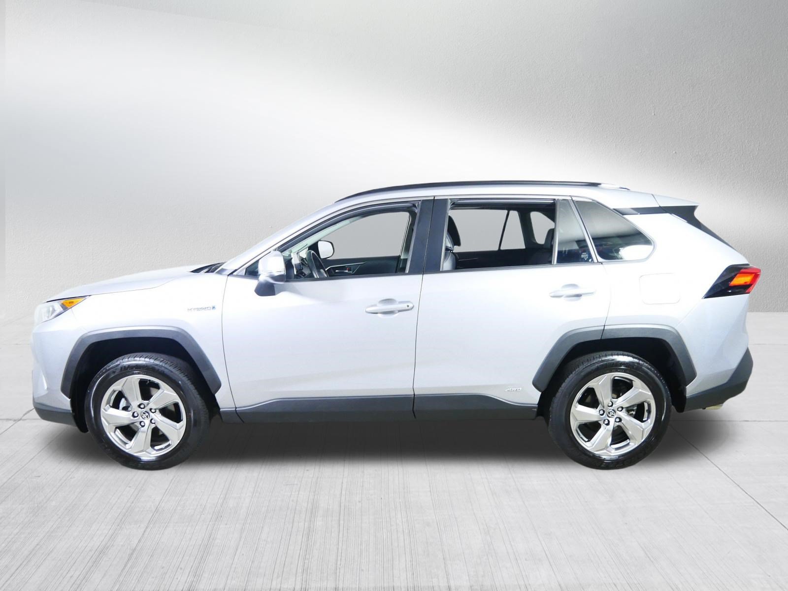 Used 2021 Toyota RAV4 XLE Premium AWD/4WD image 4