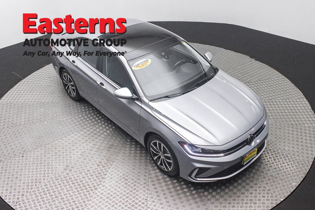Used 2025 Volkswagen Jetta SE FWD image 3