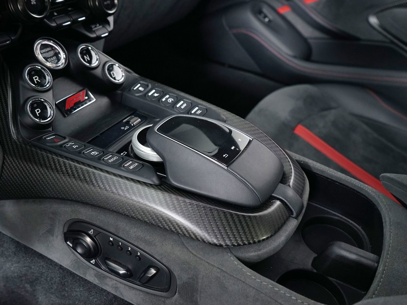 Used 2023 Aston Martin V8 Vantage Coupe RWD image 27