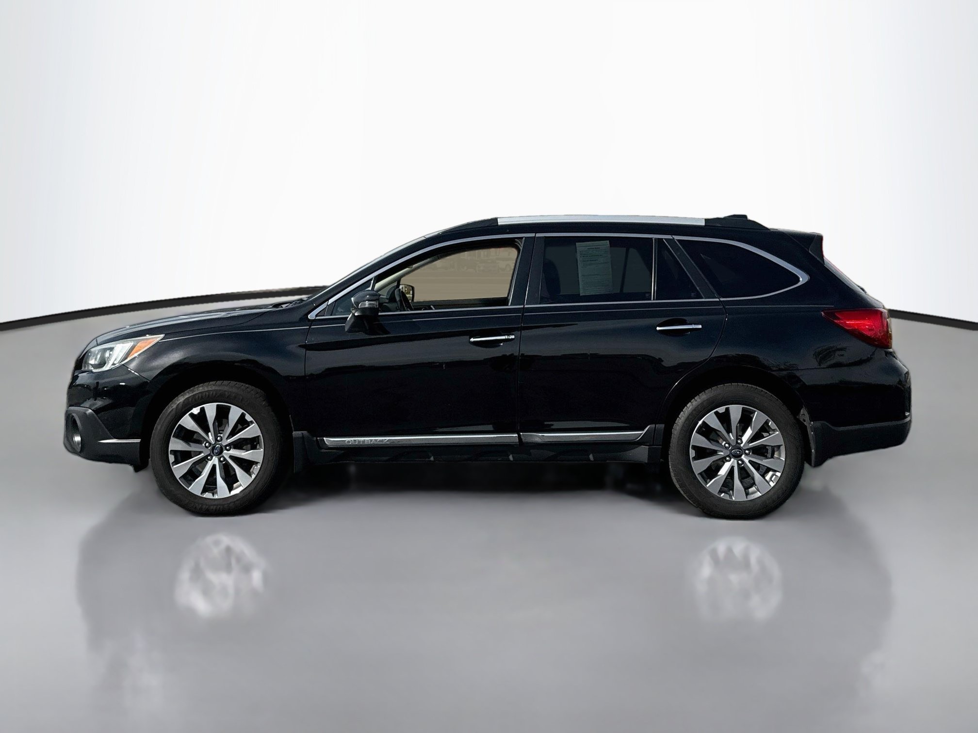 Used 2017 Subaru Outback 2.5i Touring AWD/4WD image 4