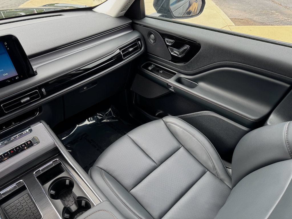 New 2025 Lincoln Aviator AWD w/ Jet Appearance Package image 28