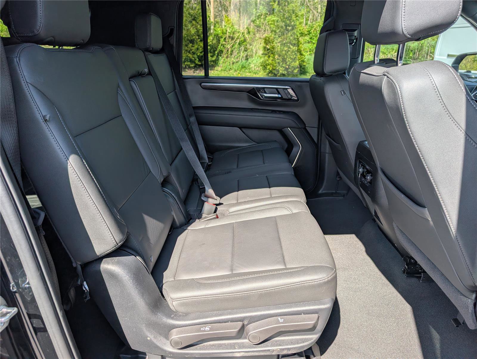 Used 2025 Chevrolet Suburban Z71 AWD/4WD image 12