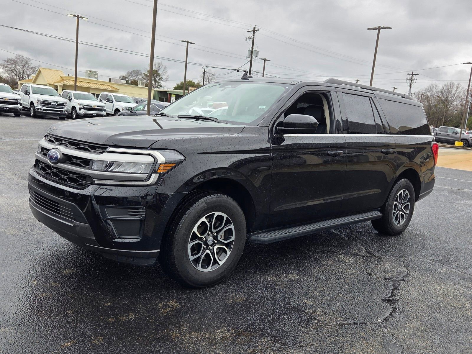Used 2024 Ford Expedition Max XLT image 3