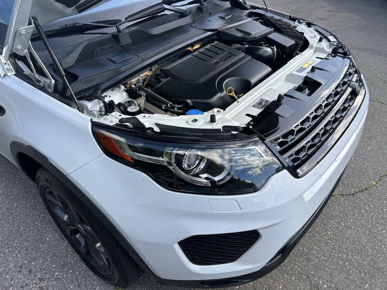 Used 2019 Land Rover Discovery Sport HSE AWD/4WD image 17
