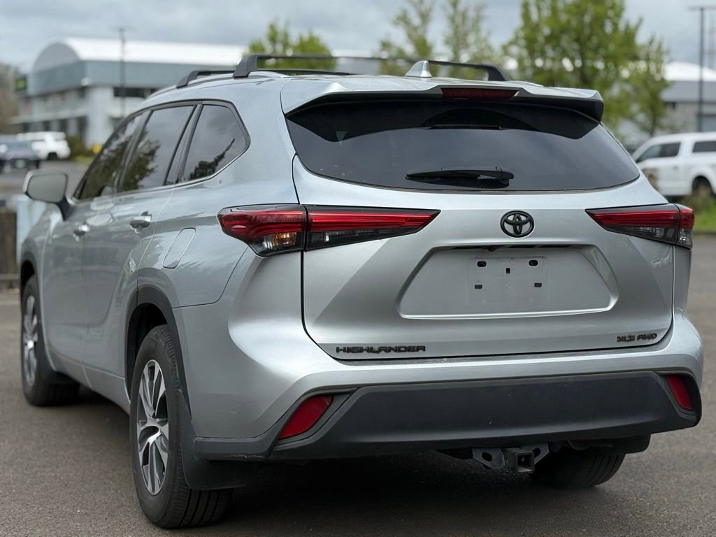 Used 2022 Toyota Highlander XLE image 3