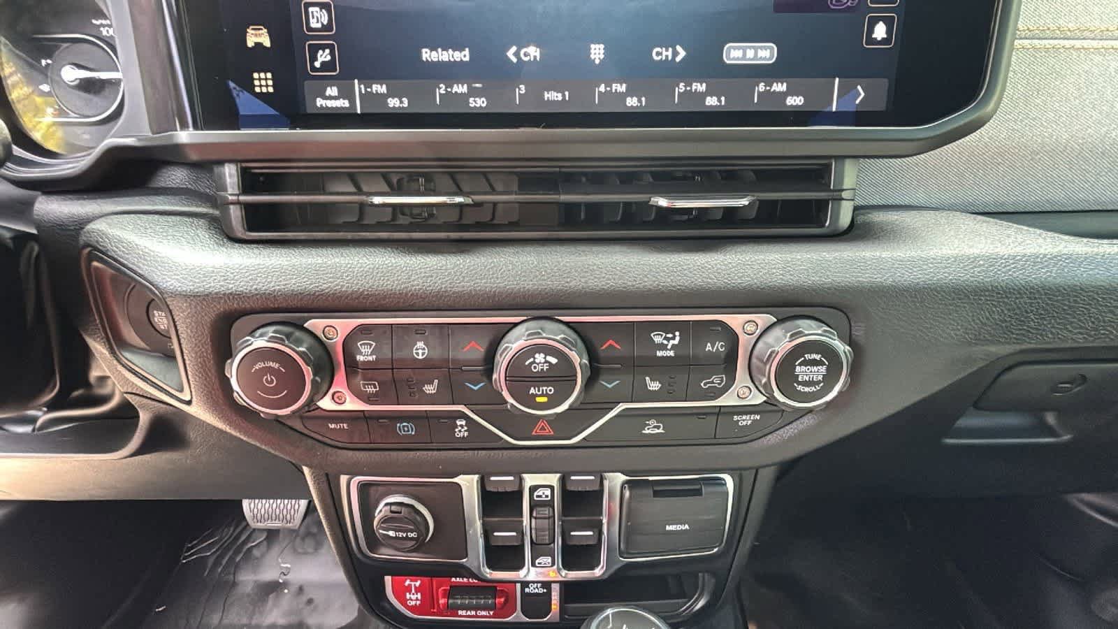Used 2024 Jeep Wrangler Unlimited AWD/4WD image 23