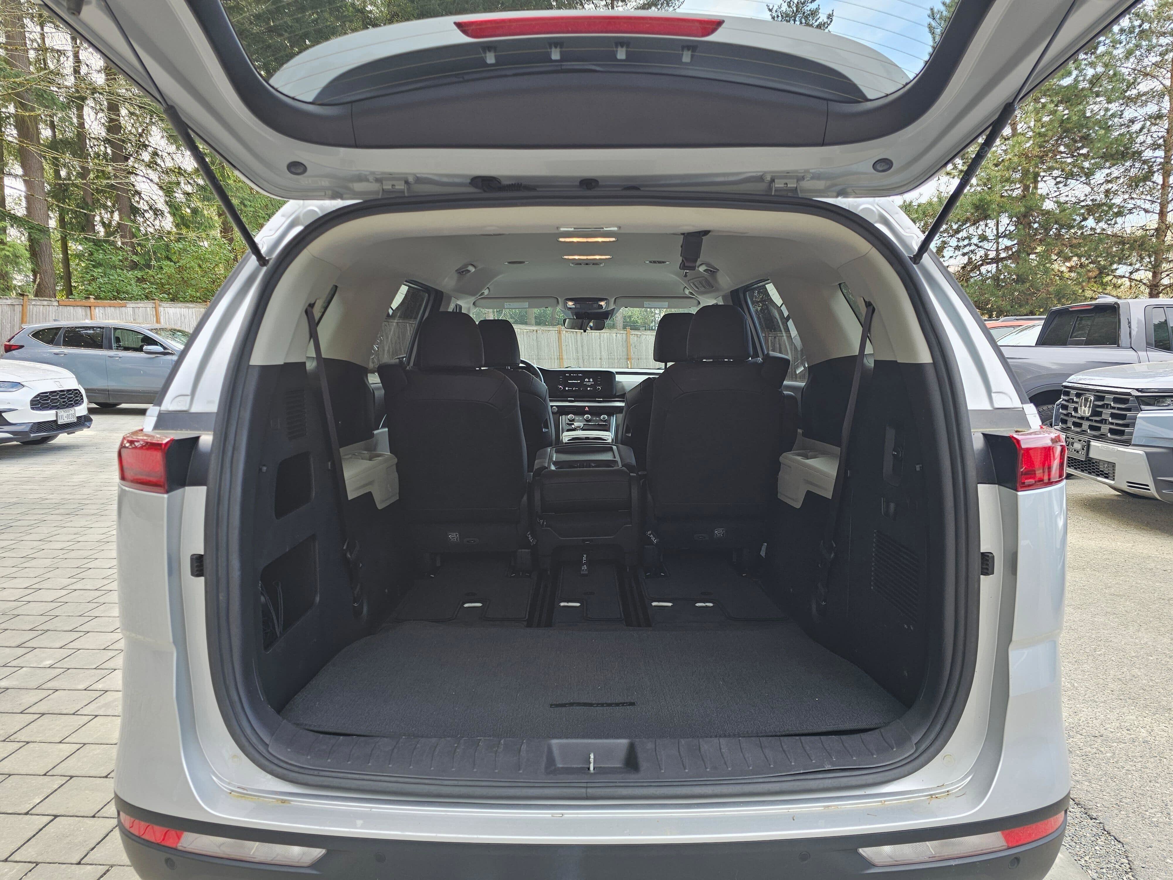 Used 2022 Kia Carnival LX FWD image 15