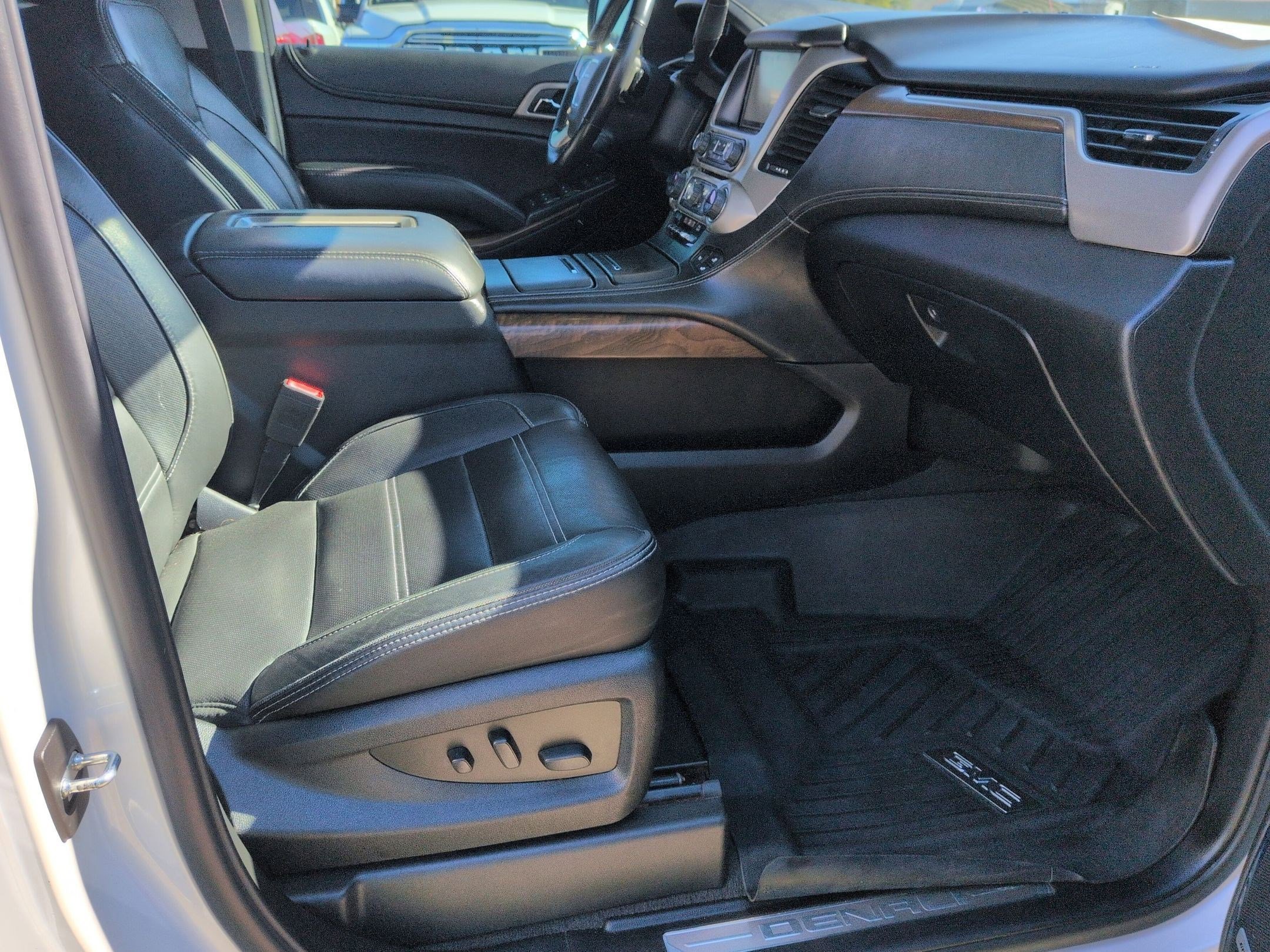 Used 2020 GMC Yukon XL Denali w/ Open Road Package AWD/4WD image 22
