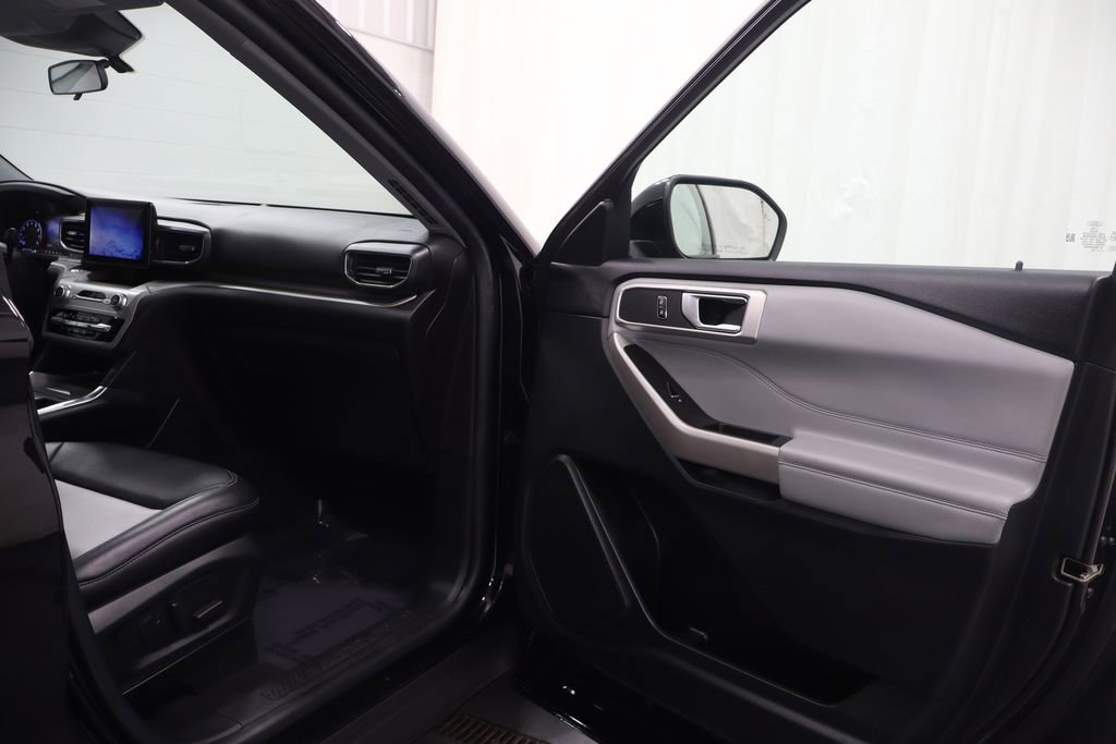 Used 2023 Ford Explorer XLT w/ Equipment Group 202A AWD/4WD image 17