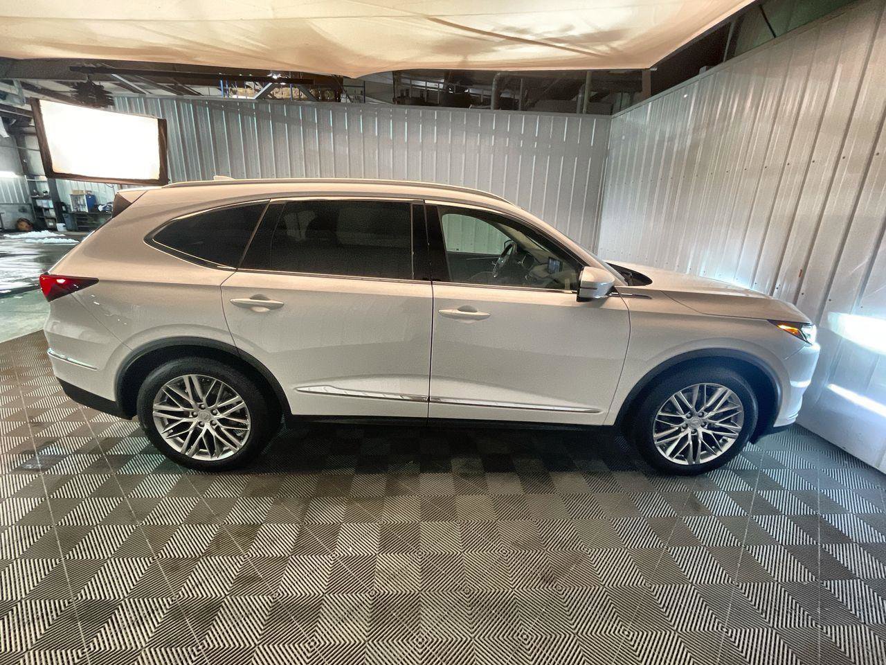 Used 2023 Acura MDX SH-AWD w/ Advance Package image 9