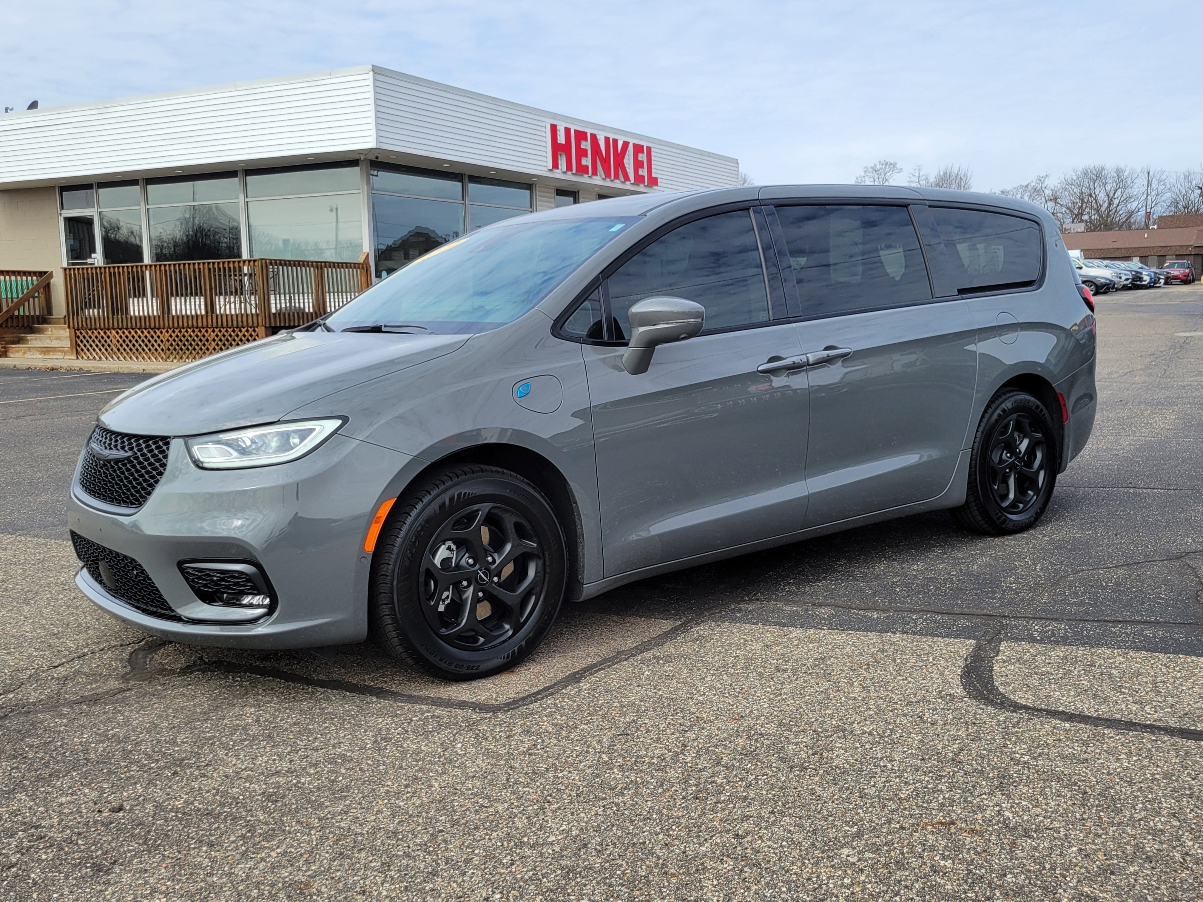 Used 2022 Chrysler Pacifica Limited w/ S Appearance Package image 2
