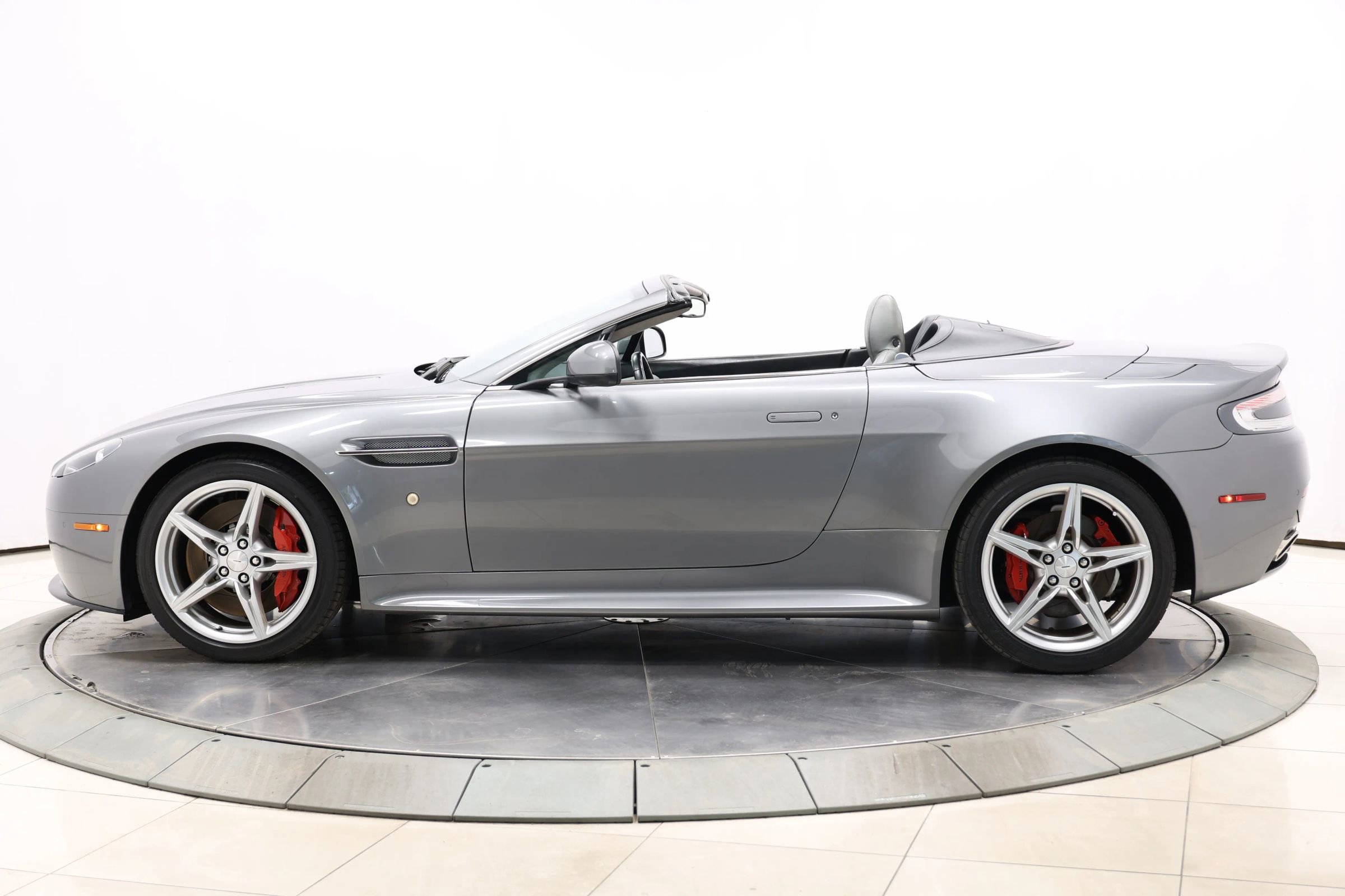 Used 2016 Aston Martin V8 Vantage S RWD image 10
