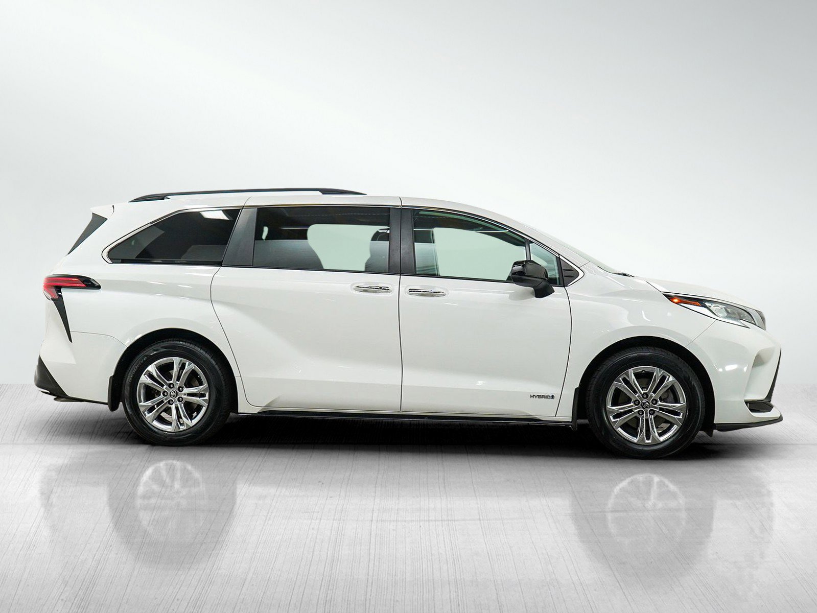 Used 2021 Toyota Sienna XSE AWD/4WD image 6