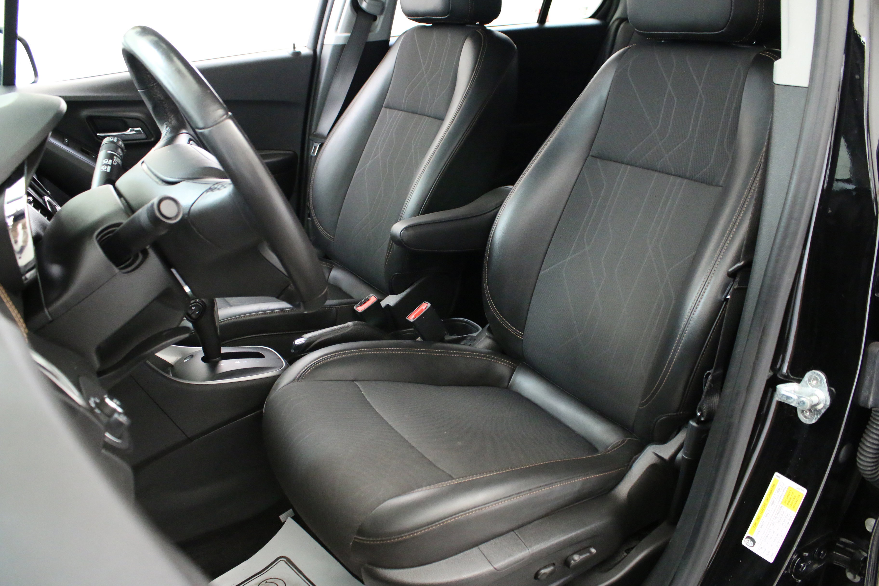 Used 2022 Chevrolet Trax LT w/ Midnight Edition image 25