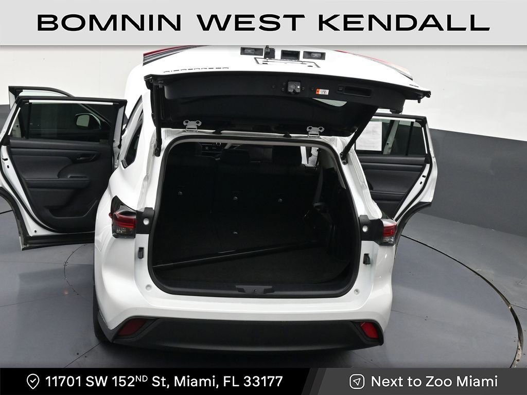 Used 2025 Toyota Highlander LE image 32