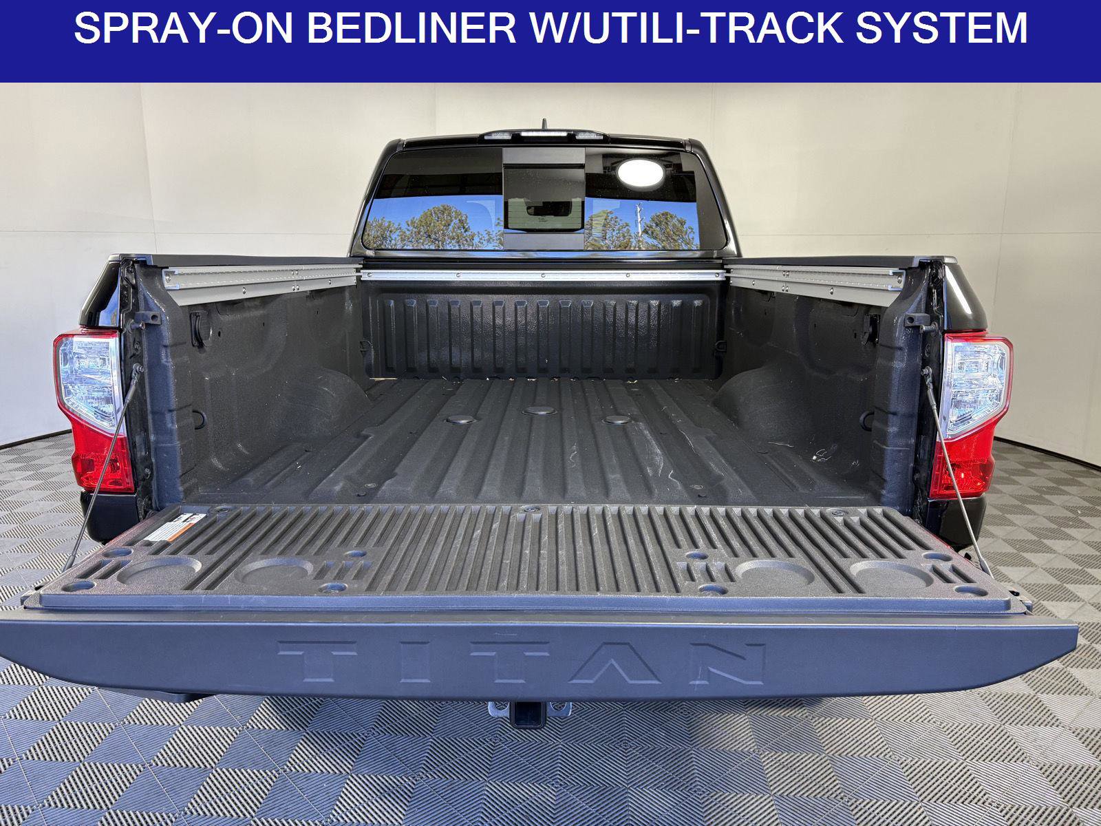Used 2024 Nissan Titan SV w/ SV Convenience Package image 11