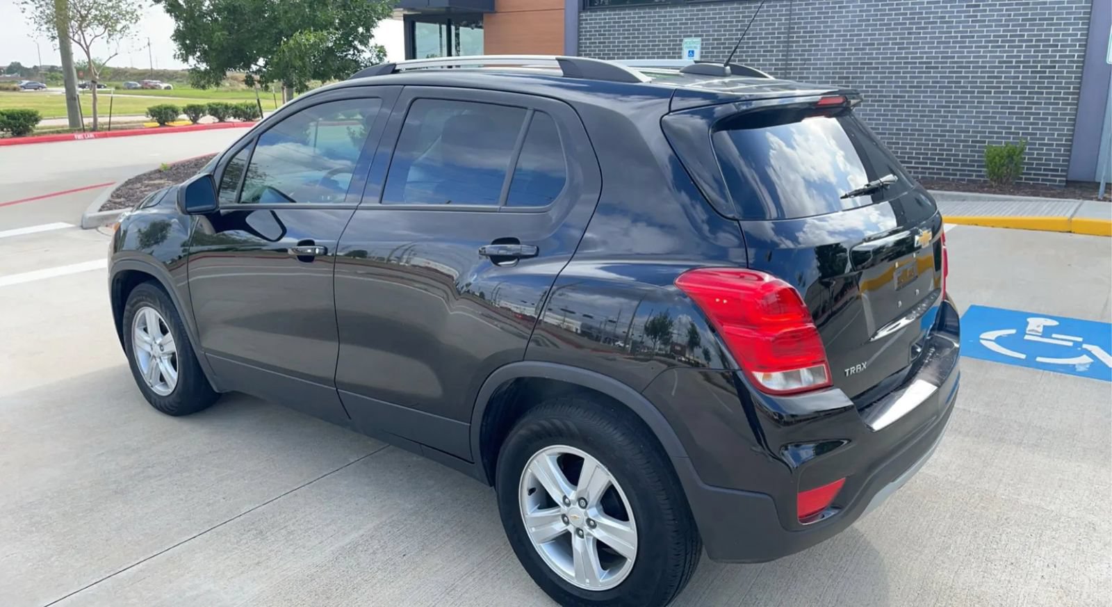 Used 2021 Chevrolet Trax LT w/ LT Convenience Package FWD image 19