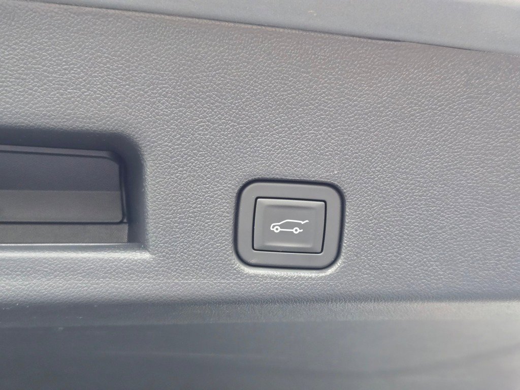 Used 2025 Chevrolet Traverse LT image 13