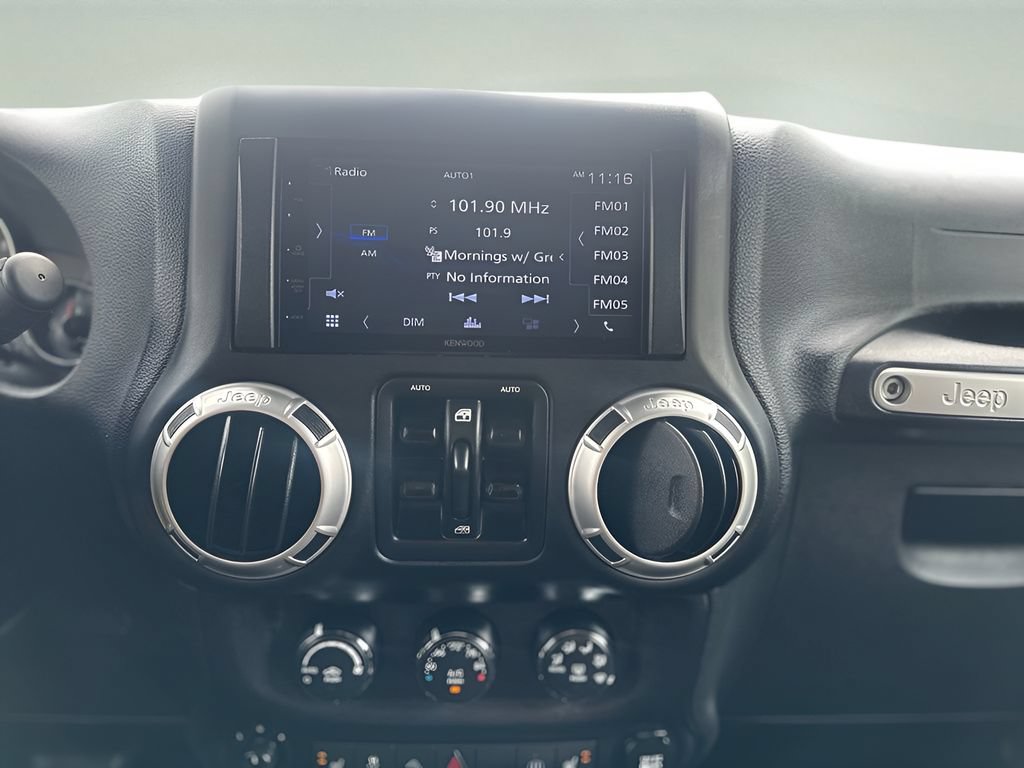 Used 2017 Jeep Wrangler Unlimited Sahara w/ Connectivity Group AWD/4WD image 18