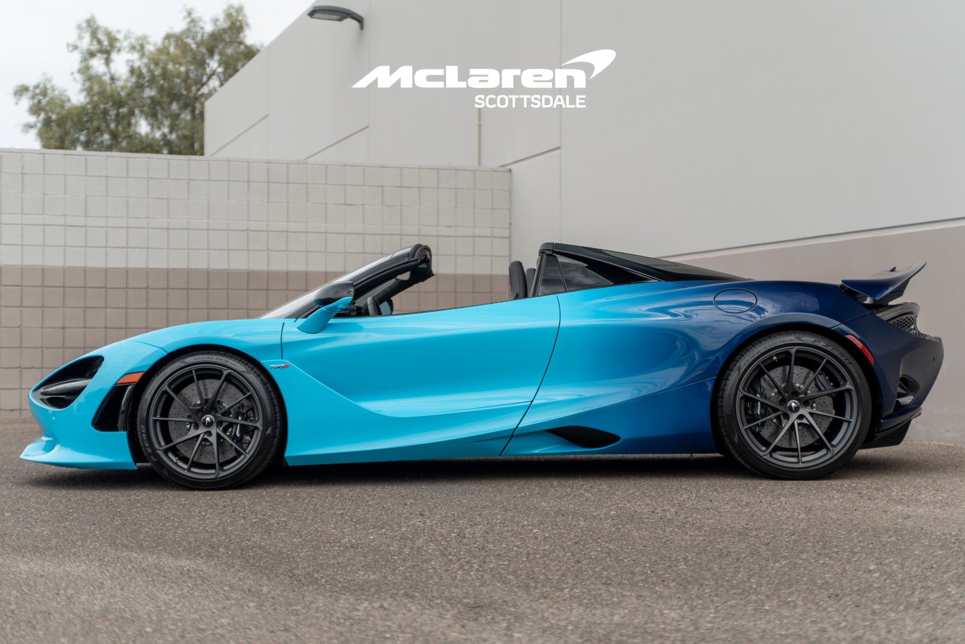 Used 2025 McLaren 750S Spider RWD image 4