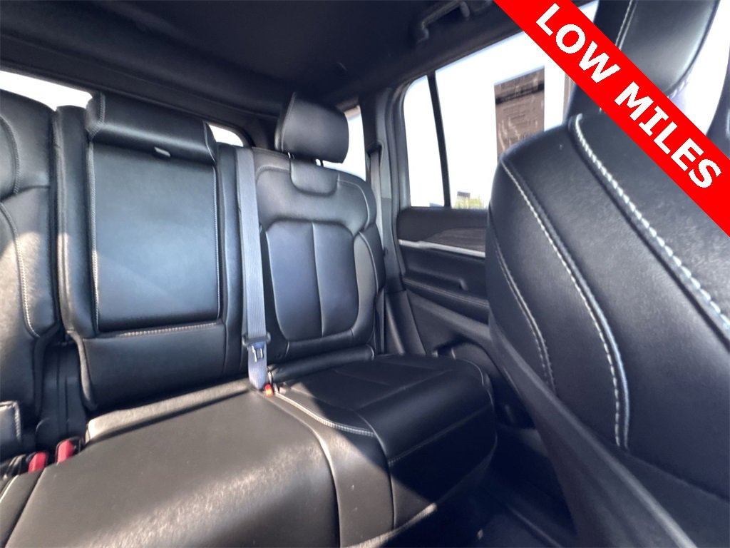 Used 2024 Jeep Grand Cherokee Limited w/ Black Appearance Package image 14