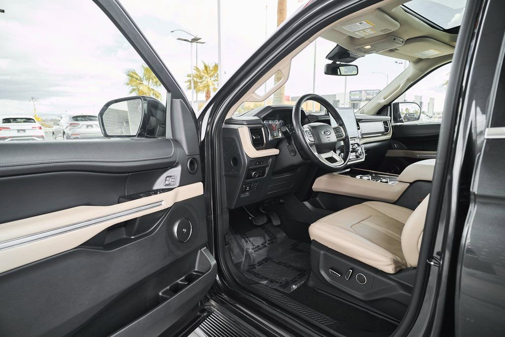 Used 2024 Ford Expedition Limited image 16