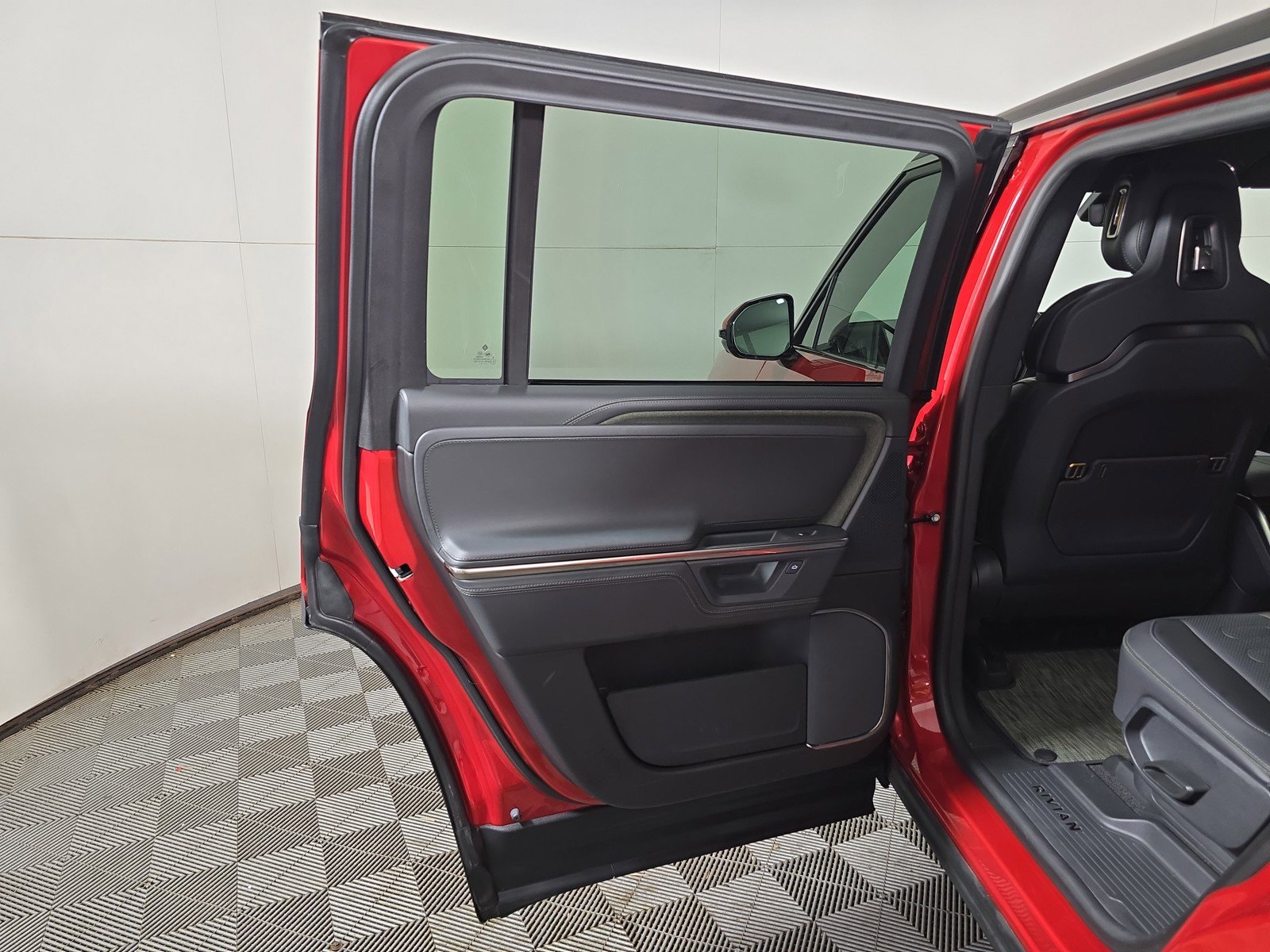 Used 2025 Rivian R1S Adventure image 17