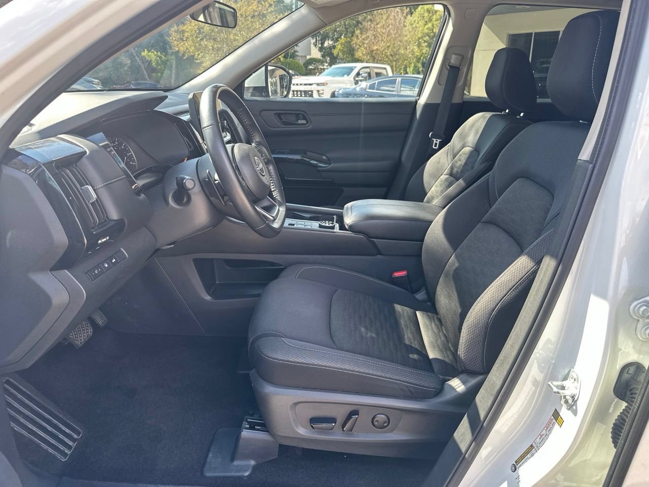 Used 2025 Nissan Pathfinder SV AWD/4WD image 9
