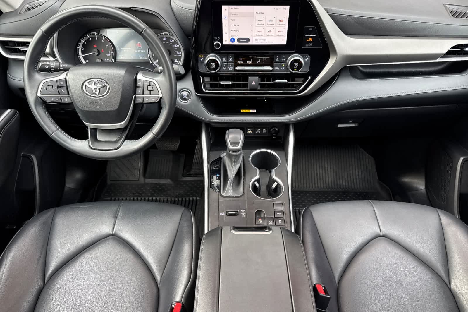 Used 2023 Toyota Highlander XLE FWD image 3