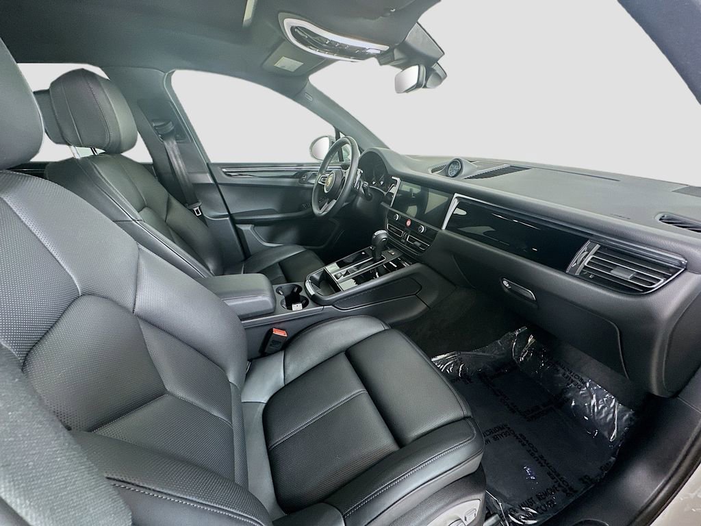 Certified 2025 Porsche Macan image 30