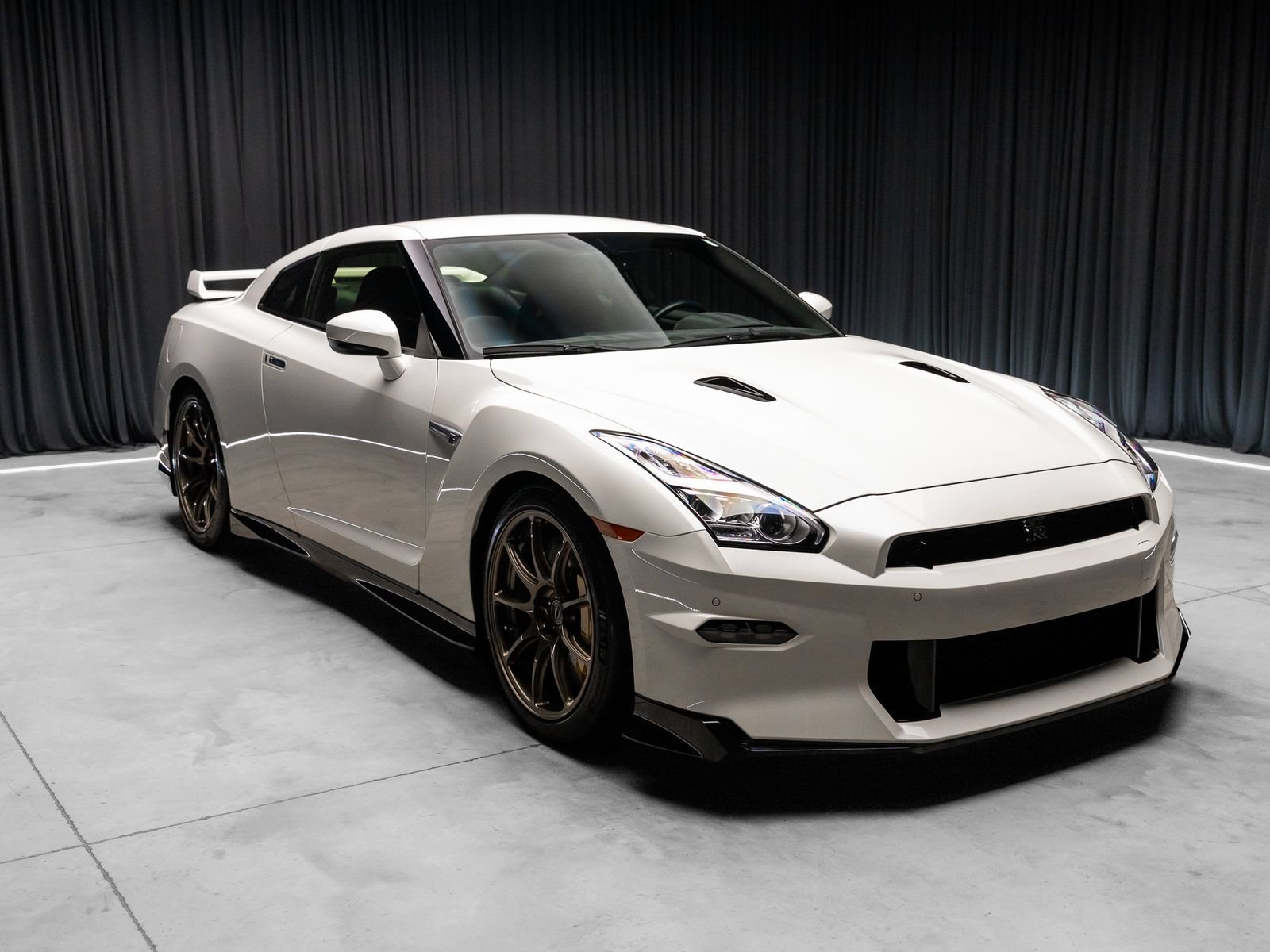 Used 2024 Nissan GT-R w/ Floor Mat Package AWD/4WD image 14
