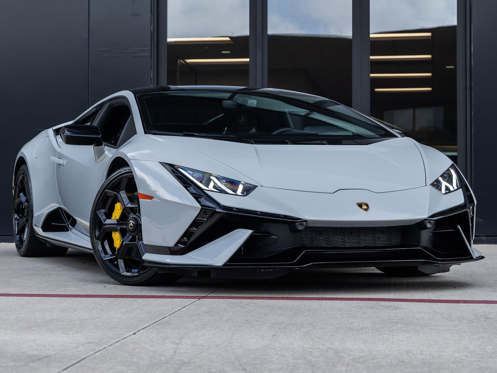 Used 2023 Lamborghini Huracan Tecnica image 2