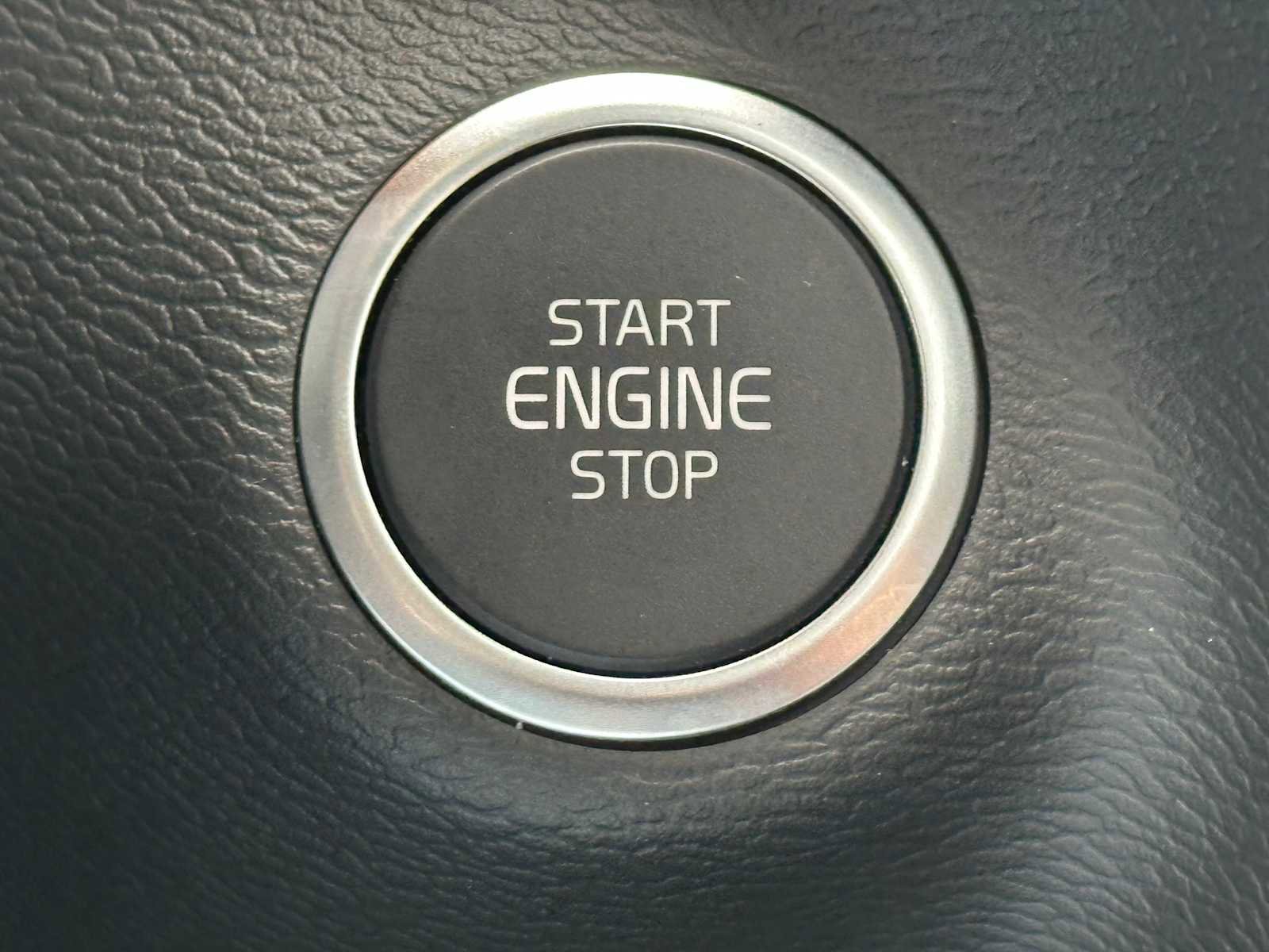 Used 2025 Volvo XC40 B5 Plus w/ Climate Package image 32