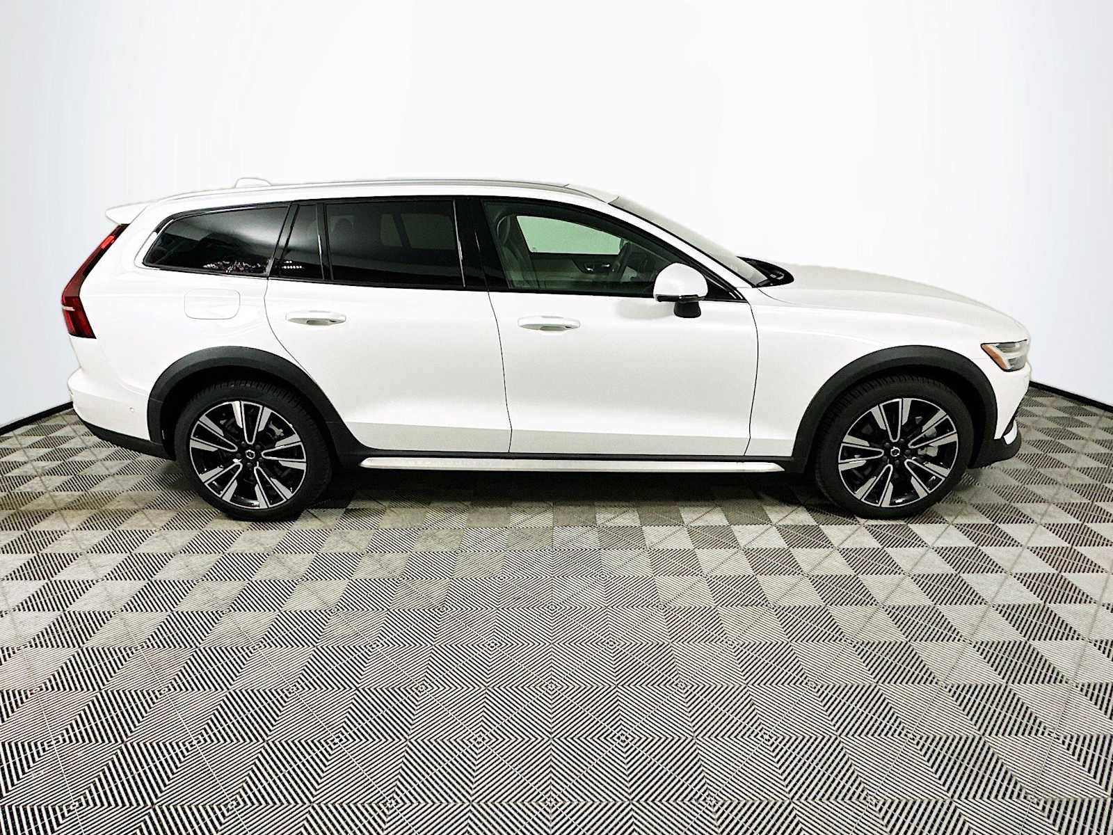 Used 2025 Volvo V60 B5 Cross Country Ultra w/ Climate Package image 8