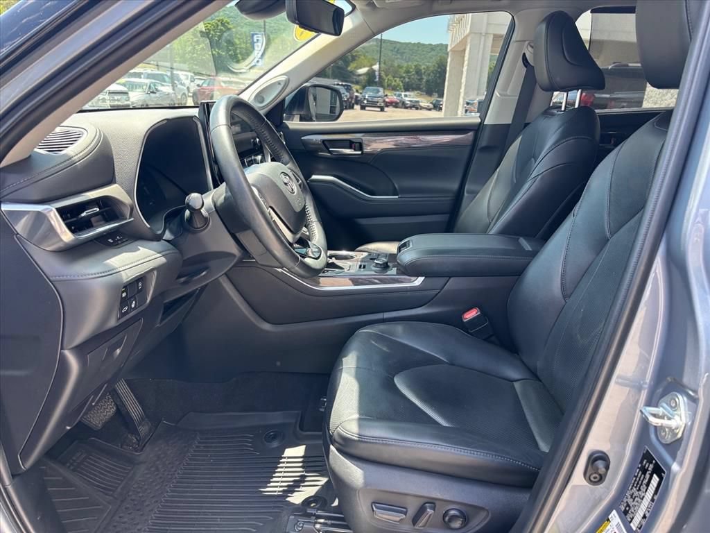 Used 2023 Toyota Highlander Limited AWD/4WD image 10