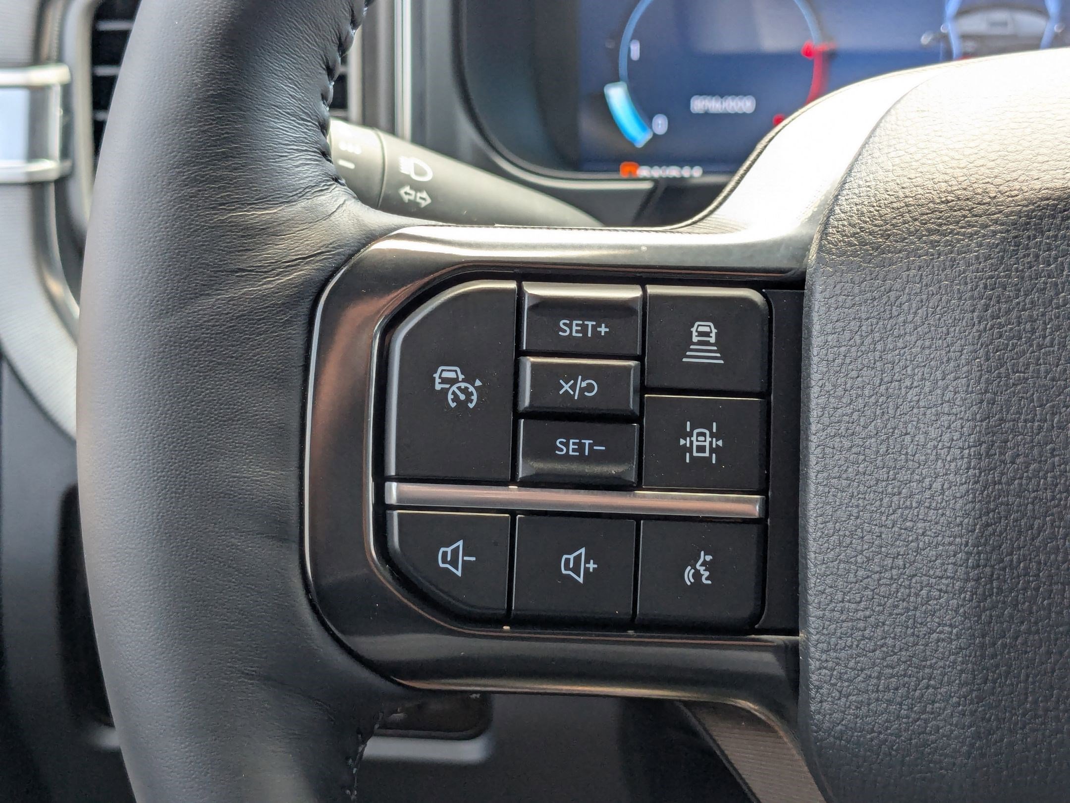 Used 2025 Ford F350 Platinum w/ FX4 Off-Road Package image 18