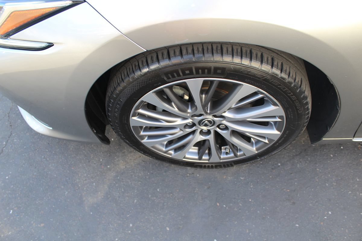 Used 2019 Lexus ES 300h w/ Premium Package FWD image 11