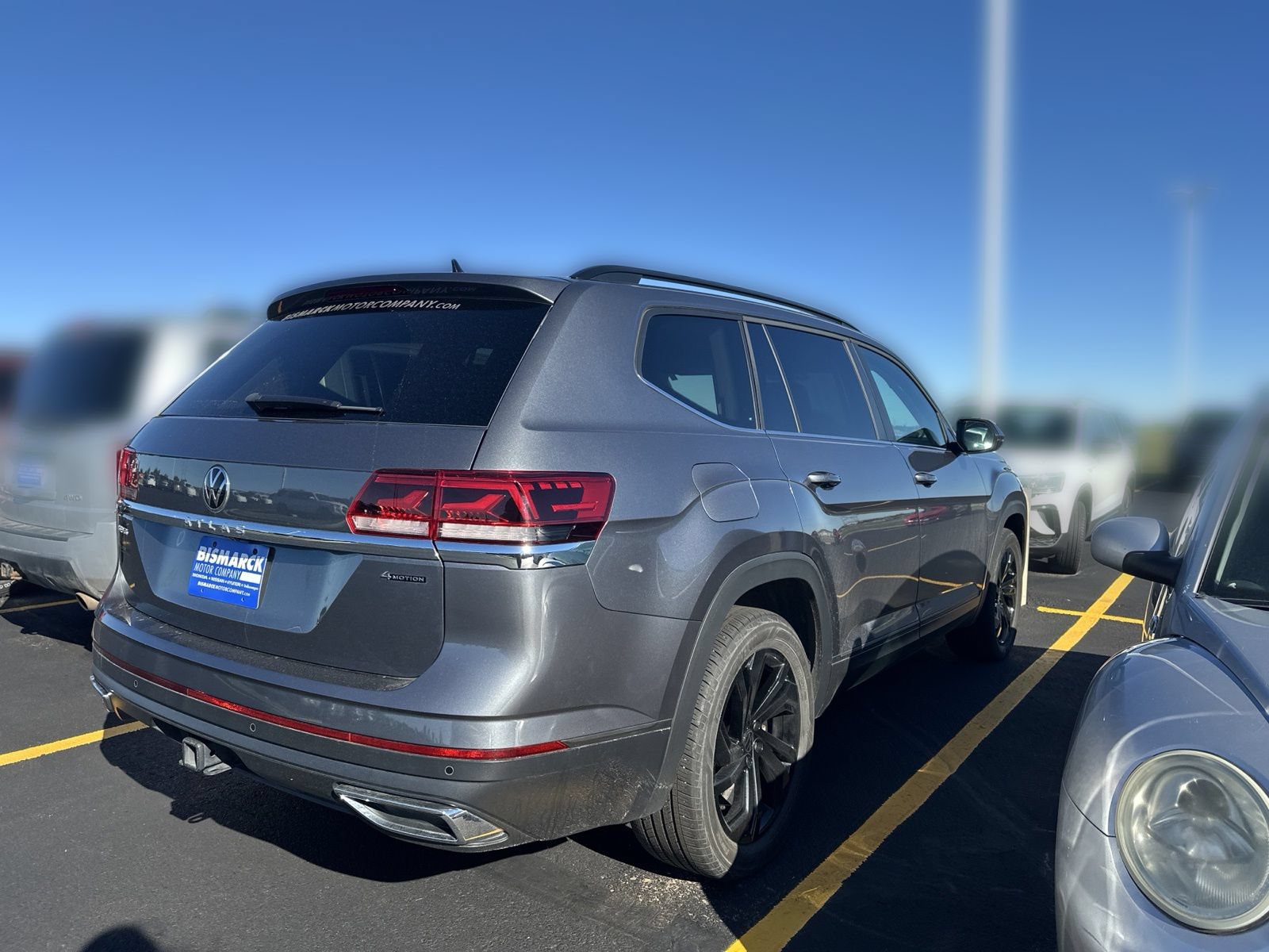 Used 2023 Volkswagen Atlas SE w/ Black Wheel Package AWD/4WD image 3