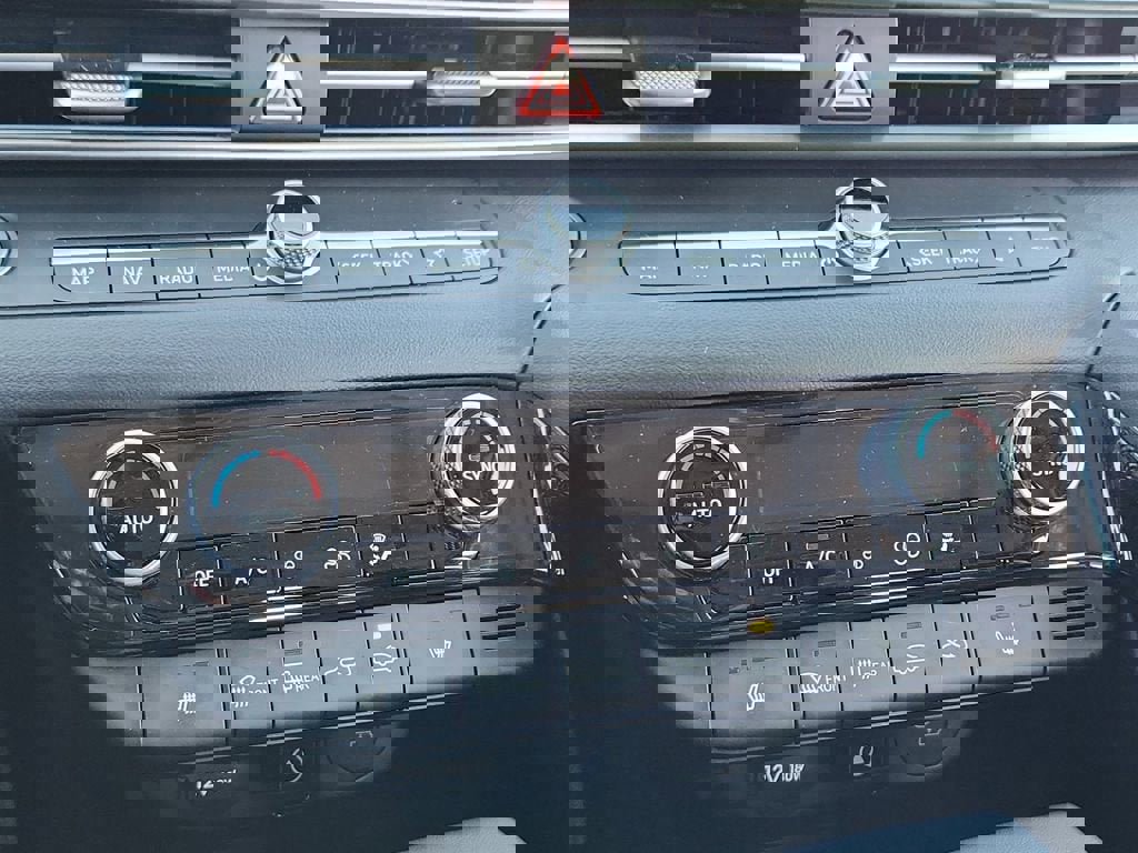 Used 2024 Hyundai Elantra SEL w/ Convenience Package image 27