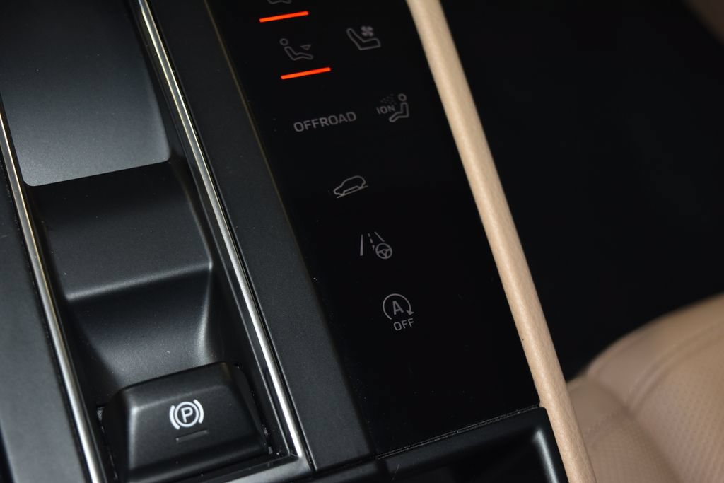 Certified 2025 Porsche Macan AWD/4WD image 17