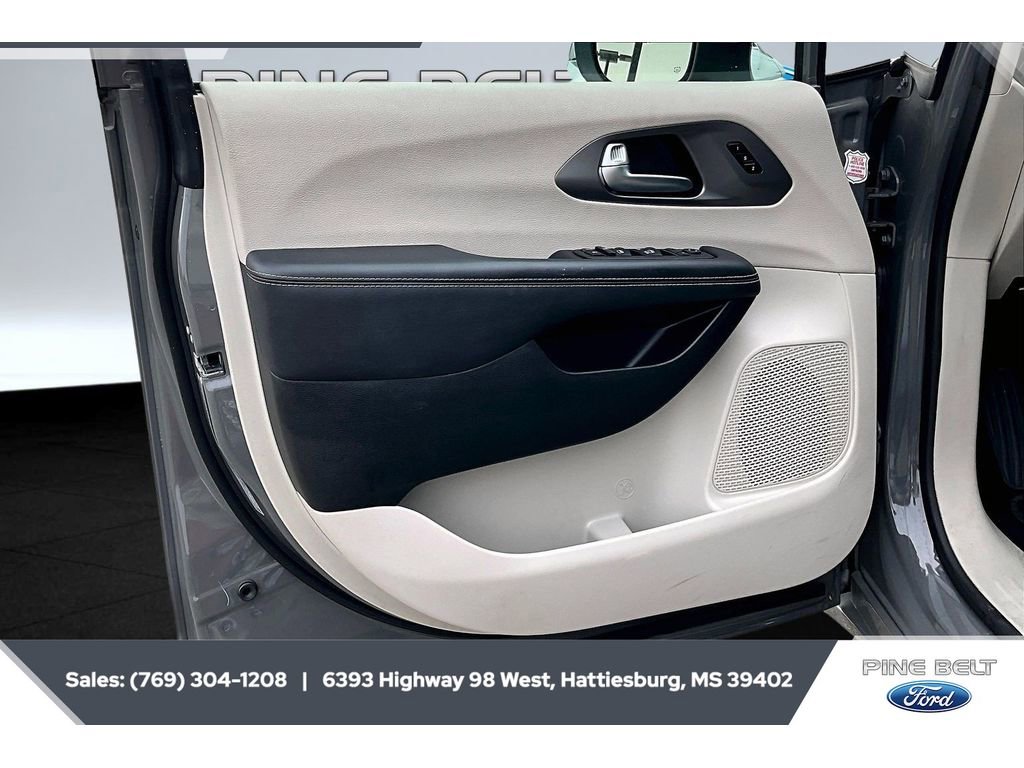 Used 2023 Chrysler Pacifica Touring-L image 17