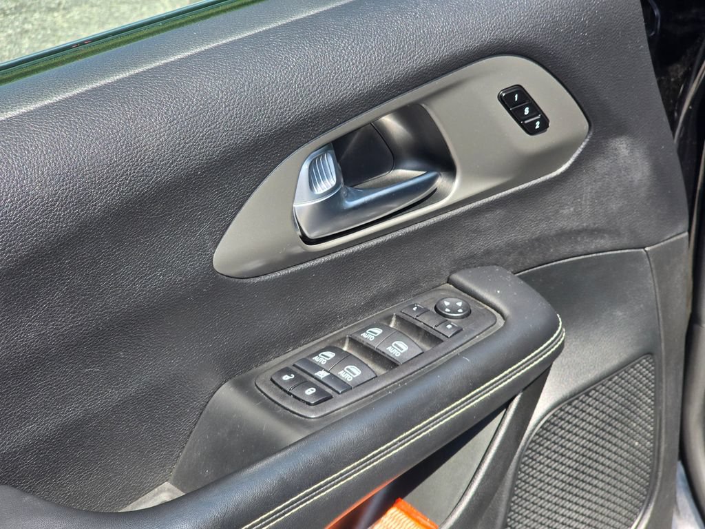 Used 2025 Chrysler Pacifica Select FWD image 37
