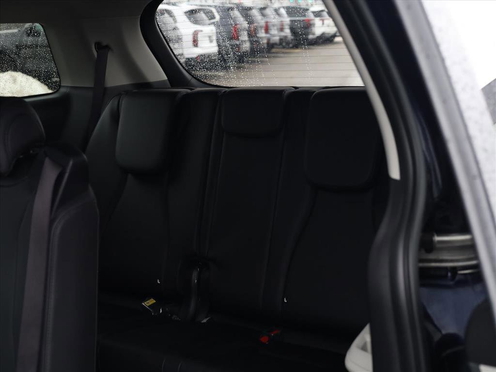 Used 2023 Kia Carnival LX image 19