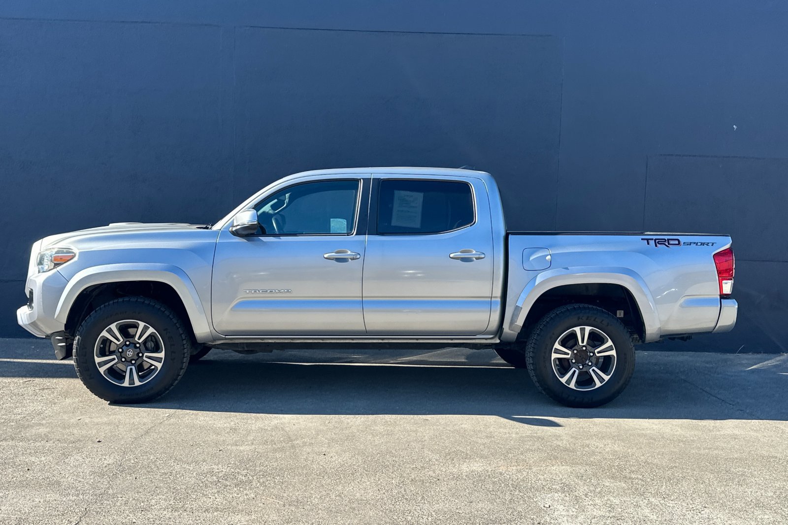 Used 2016 Toyota Tacoma TRD Sport RWD image 5