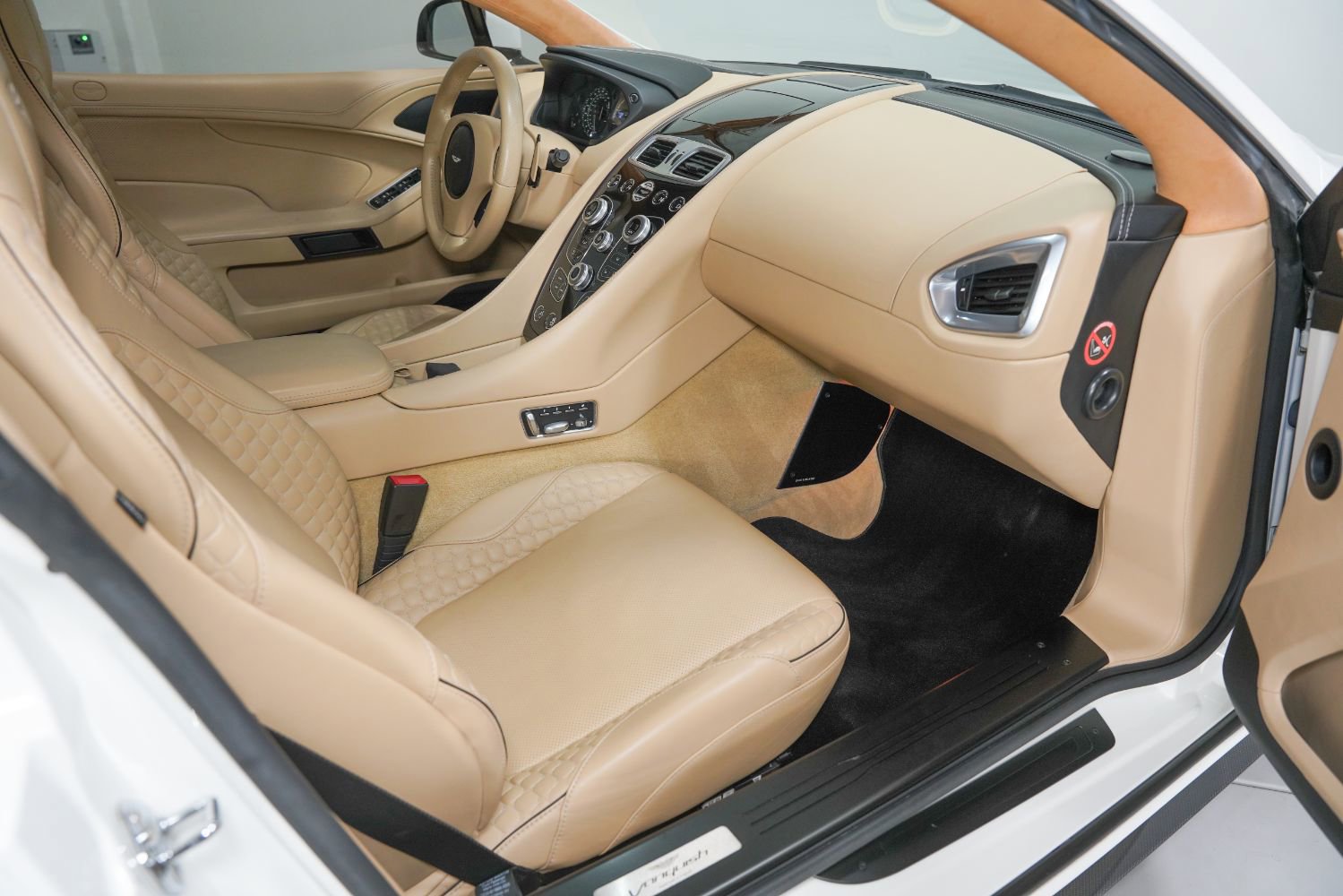 Used 2014 Aston Martin Vanquish Coupe image 2